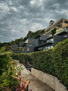 山间小径旁的现代风格建筑