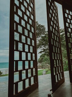 海景前的木质镂空隔断门