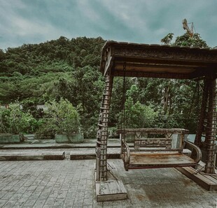 户外木质秋千亭 自然景致