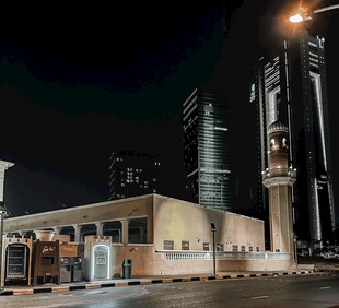 夜晚城市中的建筑与塔楼