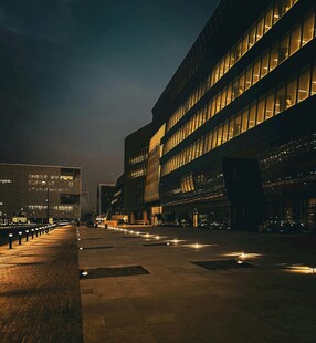 城市夜幕下的街道与建筑