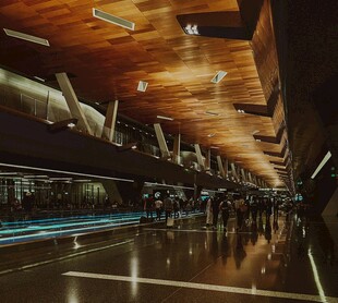 现代机场候机大厅内部