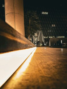 夜晚城市中发光的建筑边界