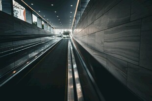 空旷自动扶梯通向明亮处