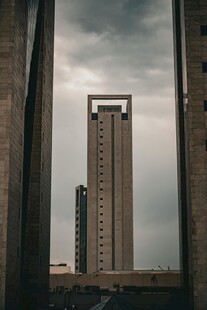 透过建筑间隙看高楼