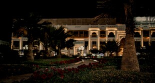 夜晚灯火辉煌的宏伟建筑