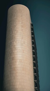 圆柱形建筑外观特写