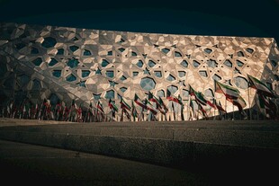 夜晚的壮观建筑与人群