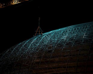 夜晚下的独特穹顶建筑