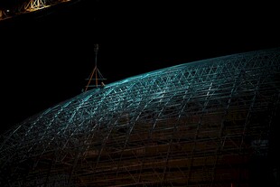 夜晚璀璨灯光下的建筑景观