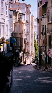 狭窄街道上的古老建筑