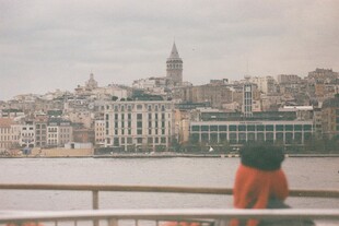 女子眺望城市河畔风景