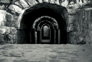 古老石砌隧道的深邃景象