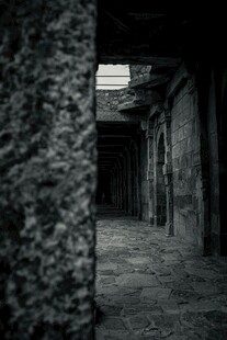 昏暗破旧的幽深走廊