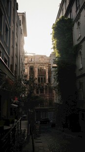 古老小巷中的静谧景致