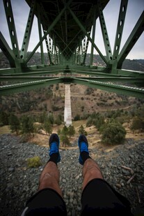 桥下视角 徒步者的独特视野