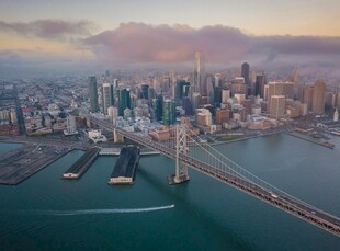 城市天际线与跨海大桥美景