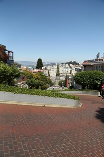 城市景观中的红砖步道