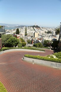 蜿蜒红砖路与城市景观