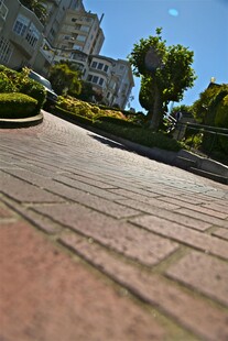 城市中整洁的砖石铺就步道