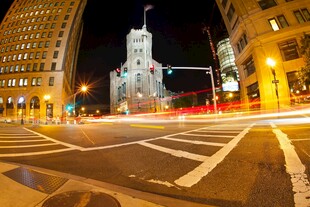 城市夜晚繁华街道景象
