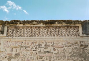 古老石墙的精美雕刻细节