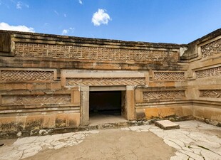 古老石砌建筑入口