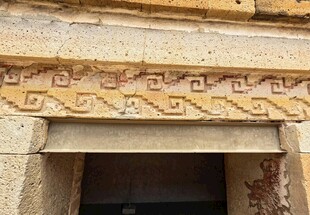 古老石质门框雕刻装饰