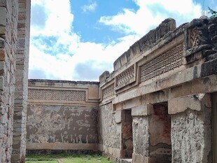 古老石砌建筑遗址景观