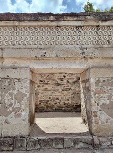 古老石砌门洞遗迹