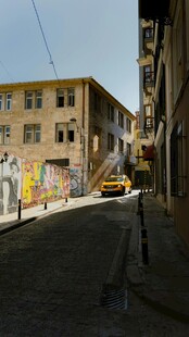 狭窄街道旁的老旧建筑