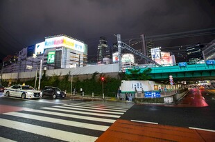 城市雨夜交通路口景象