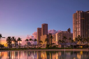 城市湖畔黄昏美景