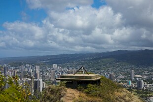 山顶俯瞰城市与壮美风景