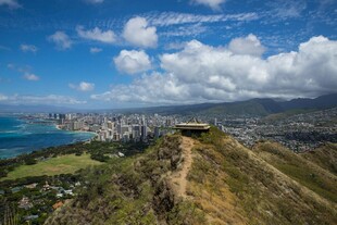 山顶俯瞰城市与海洋美景