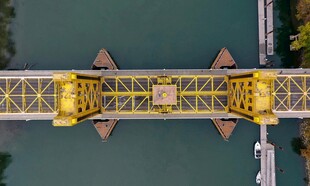 俯瞰黄色桥梁建筑景观