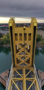 俯瞰黄色桥梁壮观景象