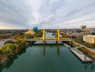 城市河畔的黄色桥梁景观