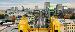 城市中亮眼的黄色建筑景观