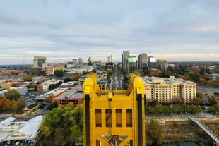 俯瞰黄色建筑与城市景观