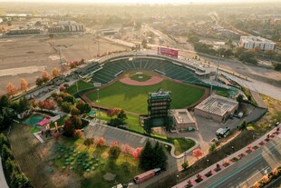 俯瞰绿意盎然的体育场