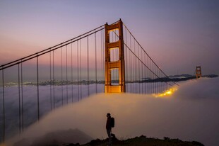 黄昏下的金门大桥与独行者