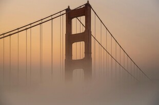 雾中金门大桥的壮美景观