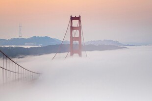 雾中金门大桥的壮美景观