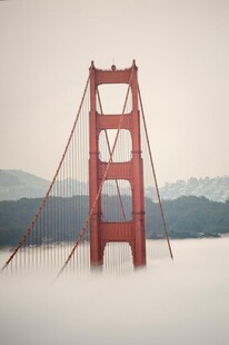 雾中矗立的红色大桥