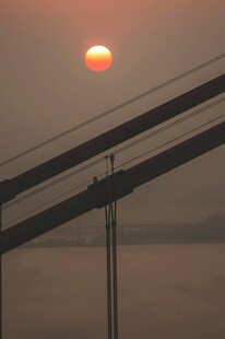 夕阳下的桥梁轮廓