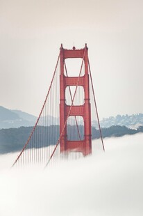 云雾中的红色大桥