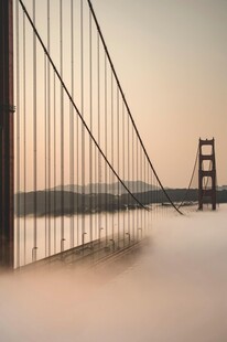 雾中悬索桥的壮美景观