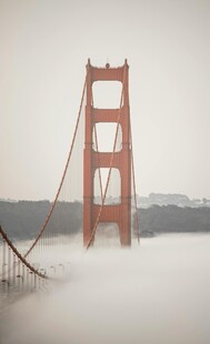 雾中金门大桥朦胧景致