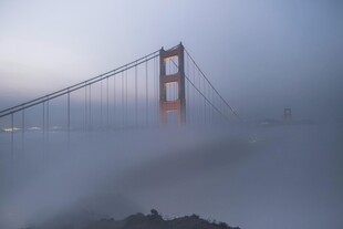 雾中金门大桥美景